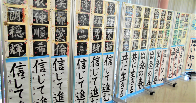 月見支店の公文書写教室のロビー展の様子