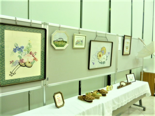 大坪支店の戸塚刺繍のロビー展の様子