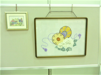 大坪支店の戸塚刺繍のロビー展の様子