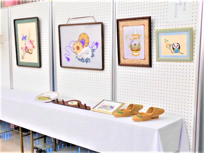 月見支店の戸塚刺繍のロビー展の様子