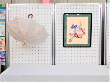 月見支店の戸塚刺繍のロビー展の様子