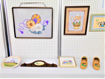 月見支店の戸塚刺繍のロビー展の様子