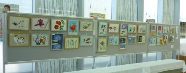 大坪支店の作品展のロビー展の様子