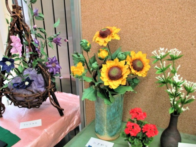 研屋町支店の樹脂粘土展示会の様子