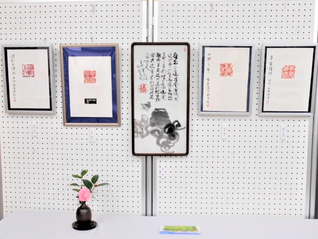 月見支店のてんこく・書画作品展の様子