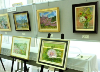 大坪支店の油絵展の様子