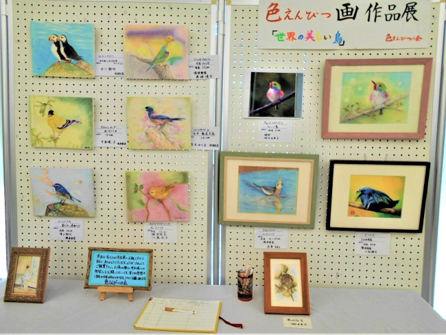 月見支店の色えんぴつ画展の様子