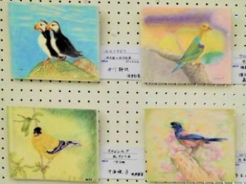 月見支店の色えんぴつ画展の様子