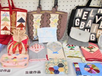 月見支店のパッチワーク作品展の様子