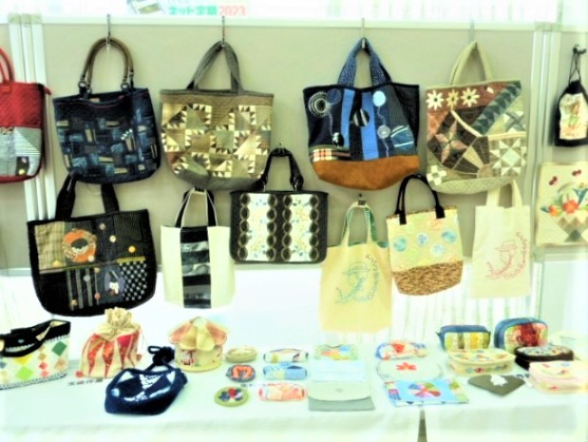 大坪支店のパッチワーク作品展の様子