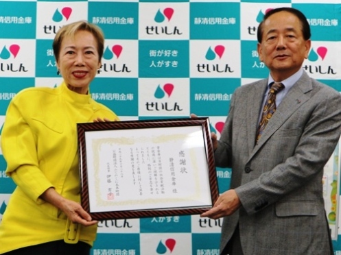 寄付金贈呈式の様子
