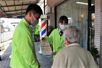 駒形商店街でのチラシ配布