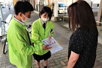駒形商店街でのチラシ配布