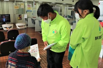 駒形商店街でのチラシ配布