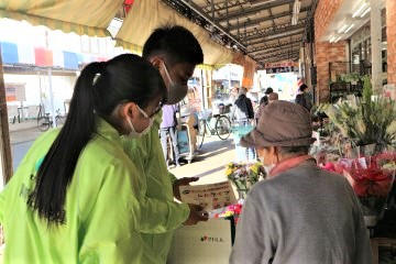 駒形商店街でのチラシ配布