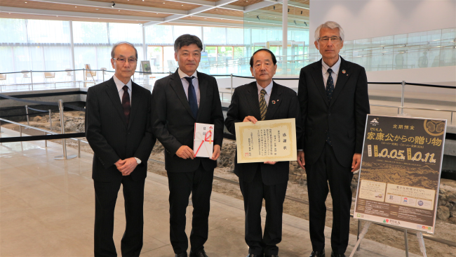 開館記念備品贈呈式の様子