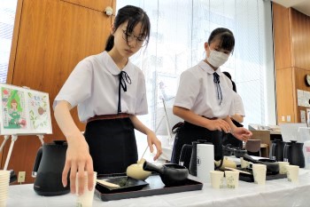 呈茶体験の様子