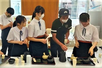 呈茶体験の様子
