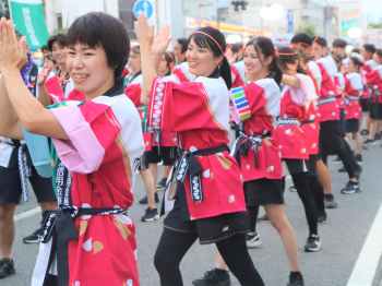 「港かっぽれ総おどり」の様子