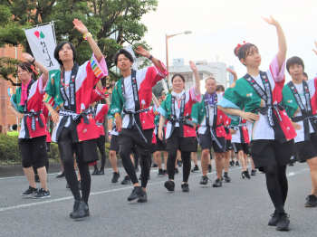 「港かっぽれ総おどり」の様子