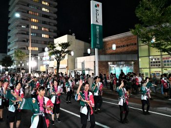 「港かっぽれ総おどり」の様子