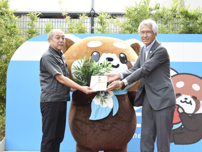 静岡市日本平動物園様への寄付金贈呈式の様子