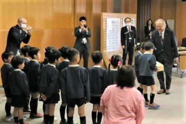 「静岡市森林環境アドプト企業認定」の様子